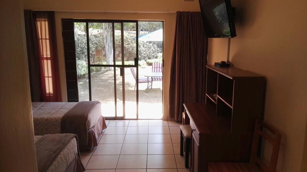 Ezulwini Guest House ภายนอก รูปภาพ