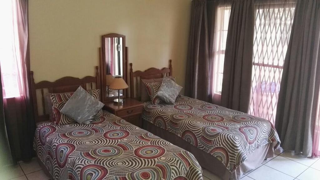 Ezulwini Guest House ภายนอก รูปภาพ
