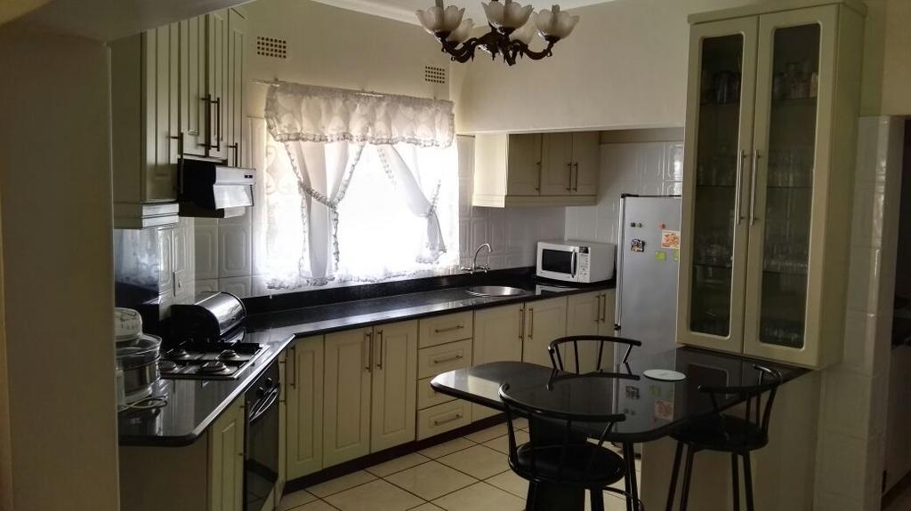 Ezulwini Guest House ภายนอก รูปภาพ