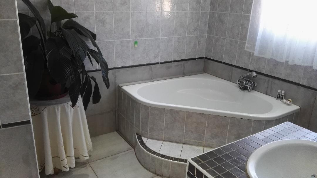 Ezulwini Guest House ภายนอก รูปภาพ