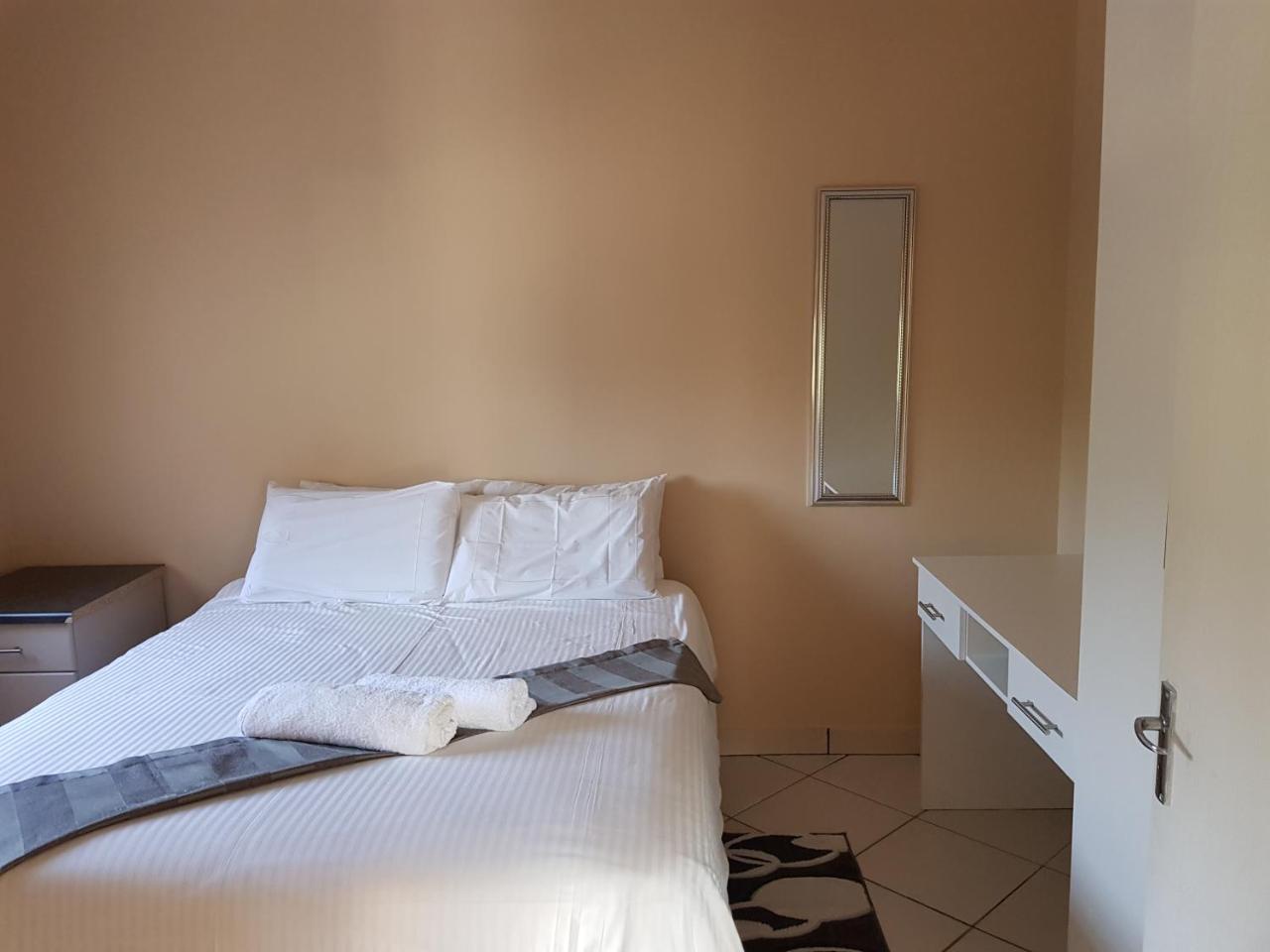 Ezulwini Guest House ภายนอก รูปภาพ
