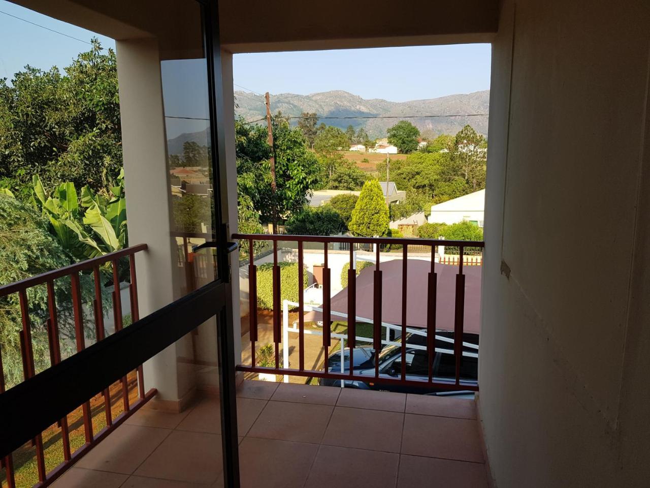 Ezulwini Guest House ภายนอก รูปภาพ