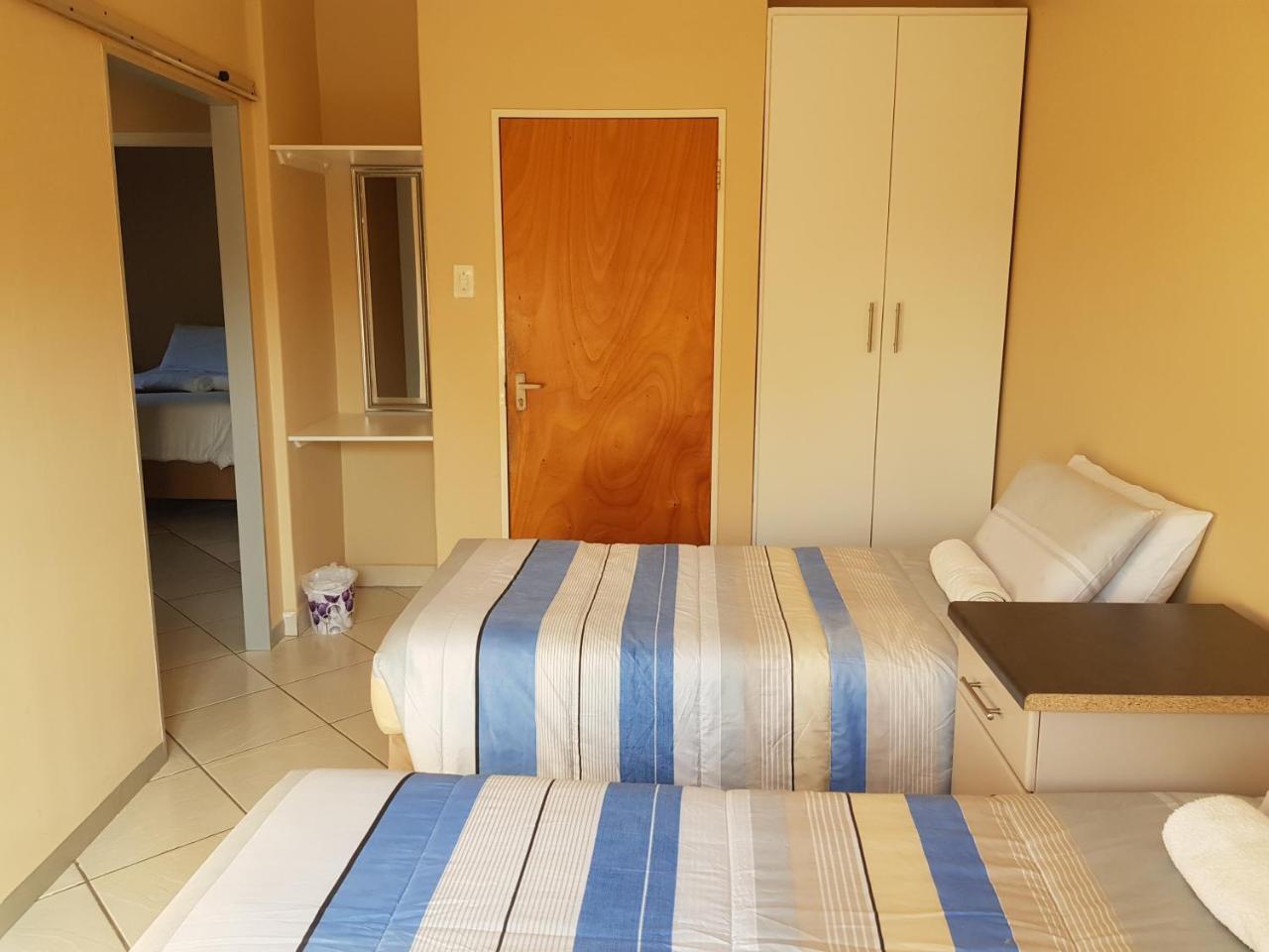 Ezulwini Guest House ภายนอก รูปภาพ