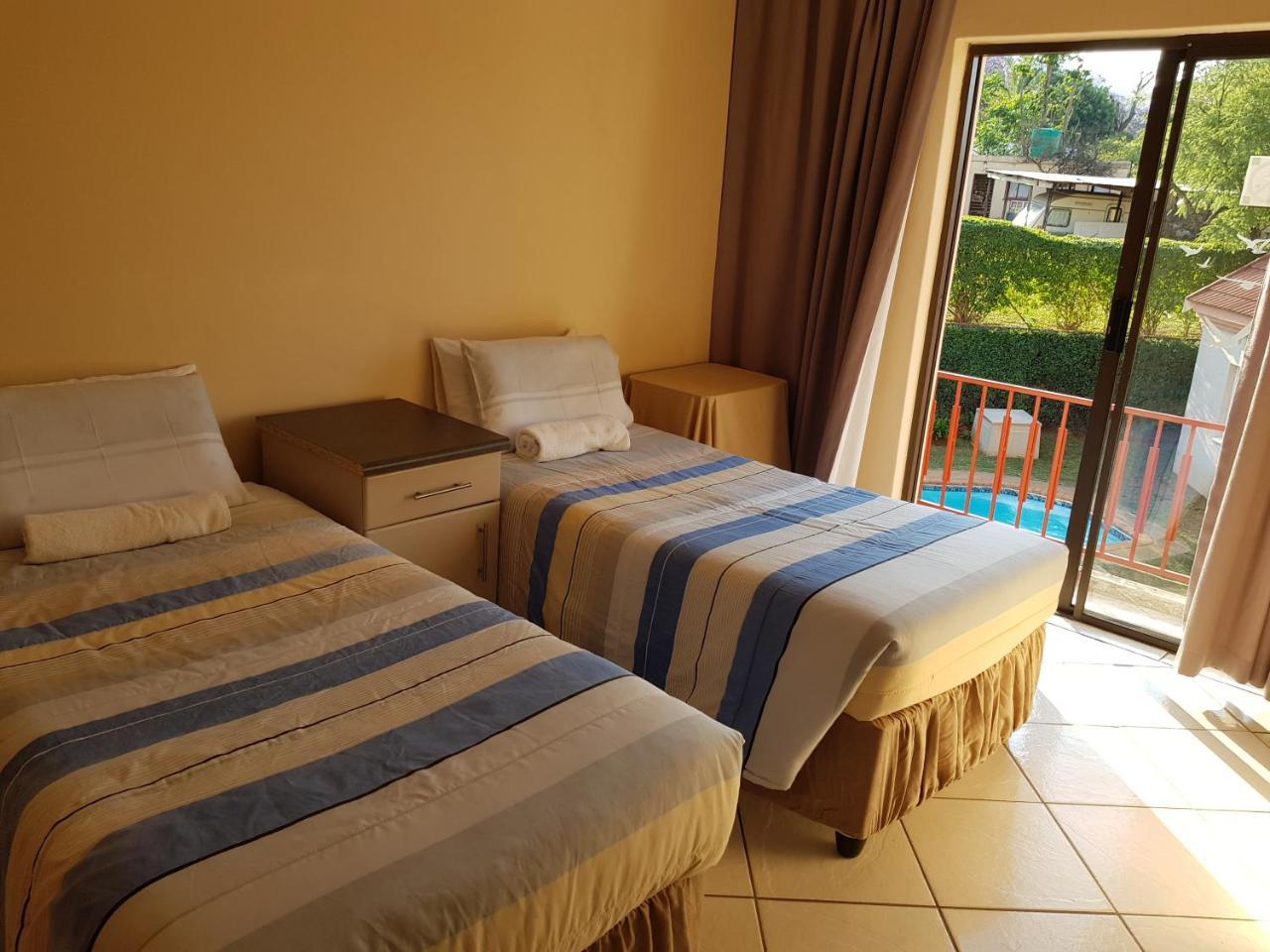 Ezulwini Guest House ภายนอก รูปภาพ