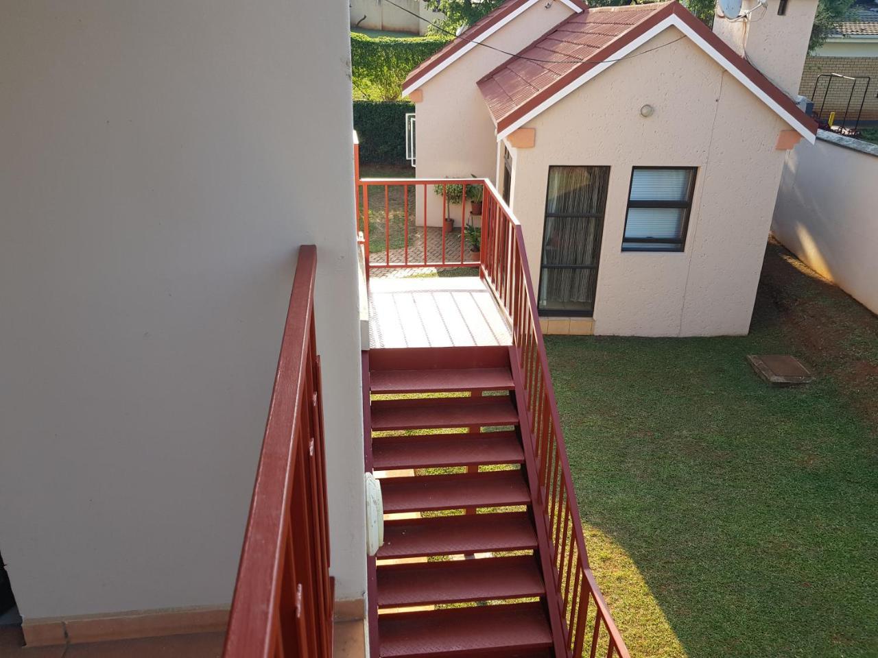 Ezulwini Guest House ภายนอก รูปภาพ
