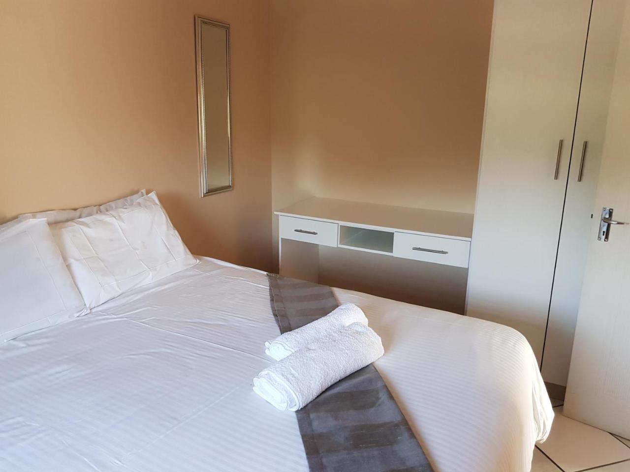 Ezulwini Guest House ภายนอก รูปภาพ