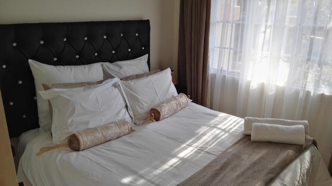 Ezulwini Guest House ภายนอก รูปภาพ