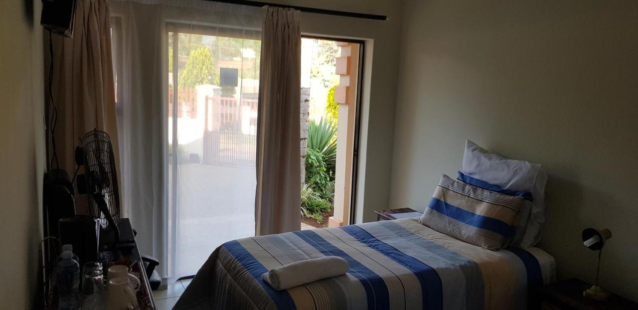 Ezulwini Guest House ภายนอก รูปภาพ