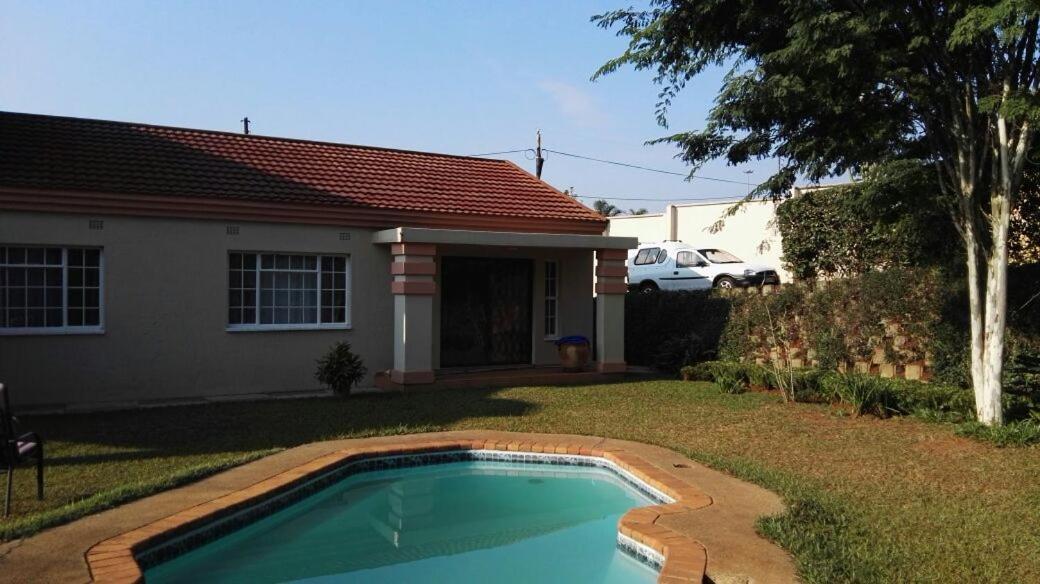 Ezulwini Guest House ภายนอก รูปภาพ